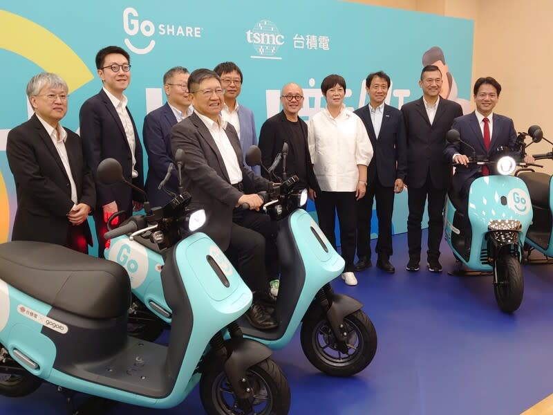 台積電攜手Gogoro 將共享機車服務導入大新竹 台積電與Gogoro於17日召開記者會，台積電人力資源 資深副總經理暨企業永續（ESG）委員會主席何麗梅 （右4）與Gogoro創辦人暨執行長陸學森（右5）宣布 合作，將共享機車服務導入大新竹地區，並在六都及 苗栗縣設置綠電換電站。 中央社記者張建中攝 113年4月17日 