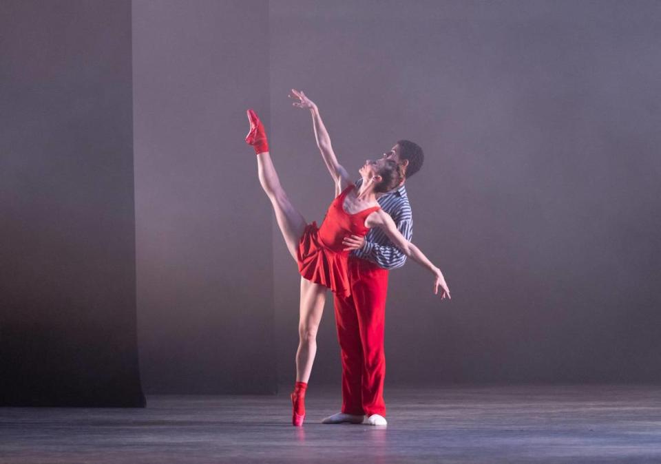 Samantha Hope Galler y Luiz Silva en “In the Upper Room, coreografía de Twyla Tharp. Foto Alexander Iziliaev/Cortesía Miami City Ballet