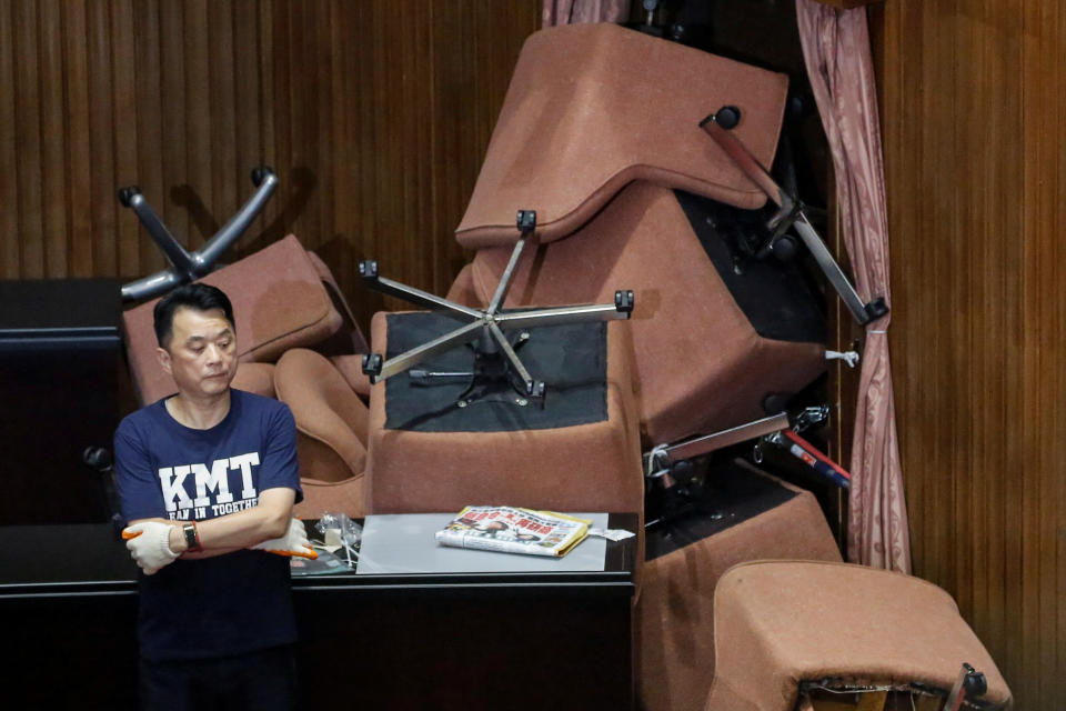 Barricadas, enfrentamientos y peleas en el Parlamento de Taiwán