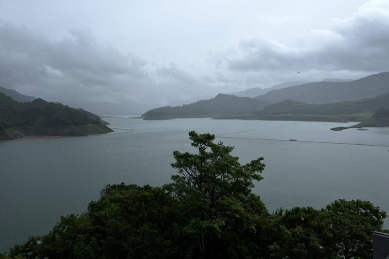 曾文水庫受近日降雨挹注，蓄水率已逾95%，南區水資源局決定自10日晚間10時起進行調節性放水，自永久河道放水口放水，放水量每秒50立方公尺；呼籲下游民眾注意安全。（圖／南區水資源局提供）