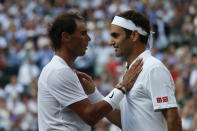 Roger Federer a pris le dessus sur son meilleur ennemi, Rafael Nadal, en demi-finale de Wimbledon au terme d’un duel épique (7-6 (7/3), 1-6, 6-3, 6-4). Cela faisait 11 ans que le Suisse et l’Espagnol ne s’étaient pas affrontés à Wimbledon. (Crédit : Adrian DENNIS / POOL / AFP)