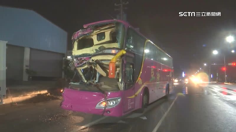 遊覽車前大片擋風玻璃整面被削去。