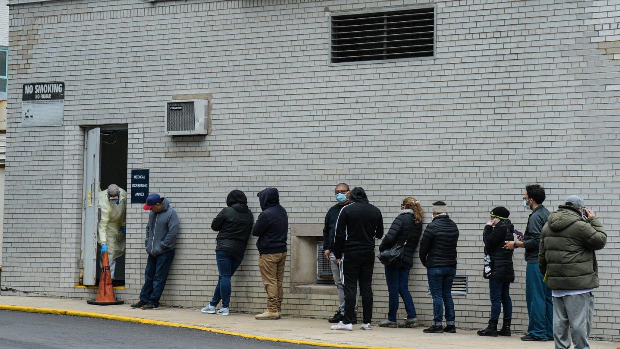 Menschen stehen vor einem Coronavirus-Testzentrum in New York Schlange.