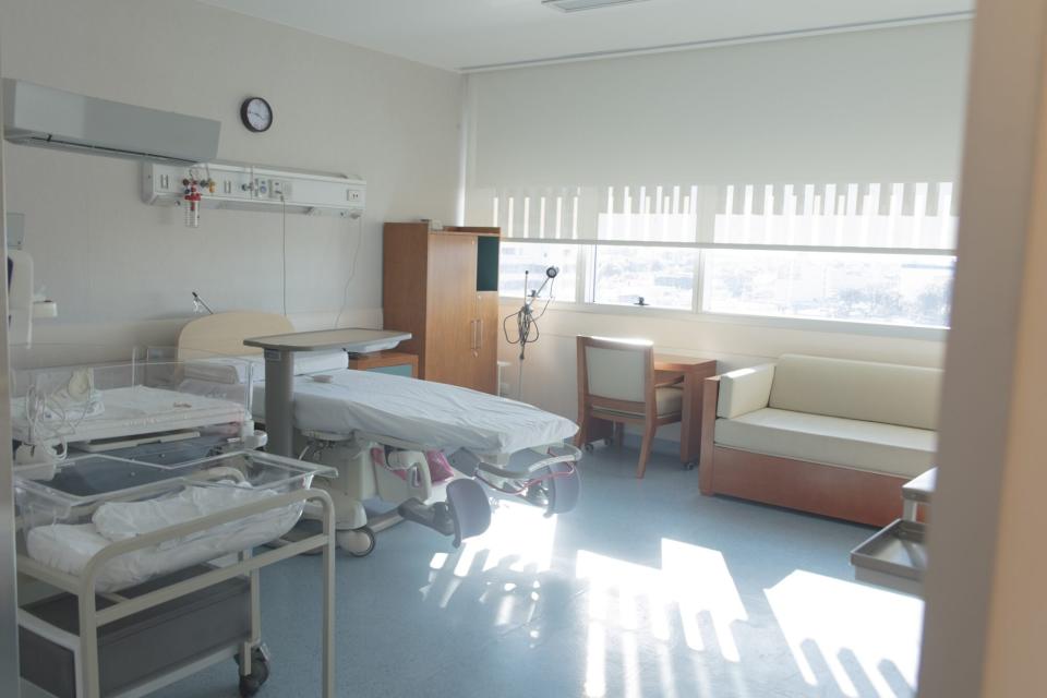 An image of an empty delivery room at a hospital.