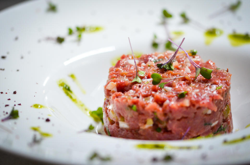 Der Verzehr von rohem Fleisch birgt immer Risiken: Salmonellen oder E.coli können zu Lebensmittelvergiftungen führen (Bild: Getty).