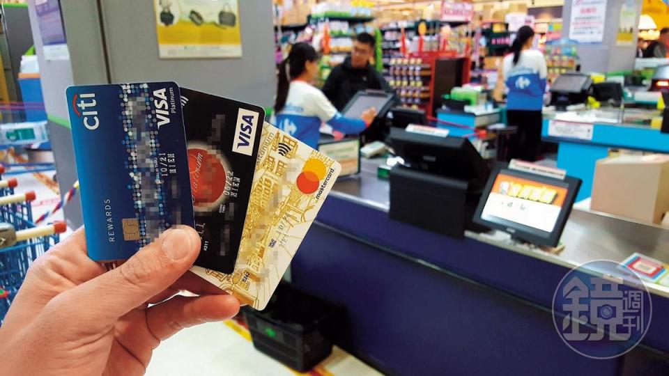 刷卡換現金集團以家樂福等賣場為據點，涉嫌假消費真借款。
