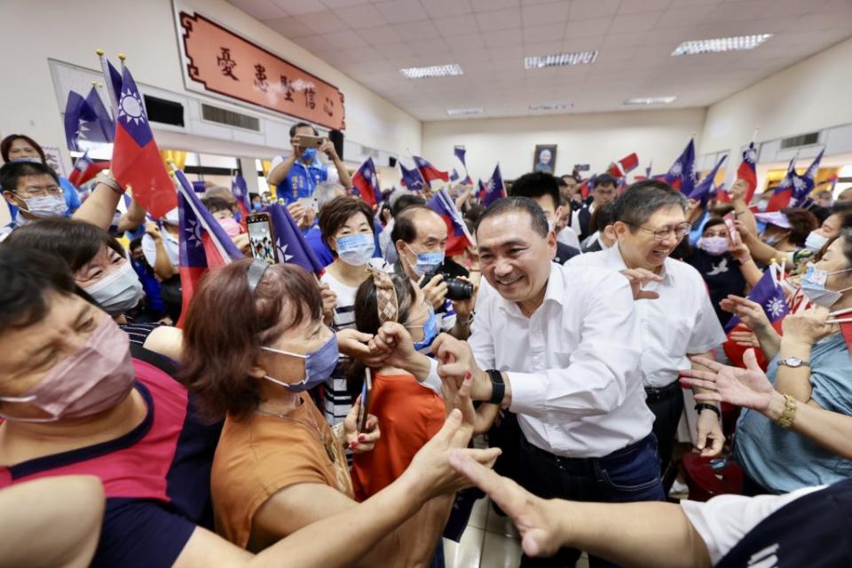 對於國民黨台北市立委參選人羅智強買網軍騷擾的指控，國民黨總統參選人侯友宜說，八月七日會跟雙北立委共餐時會聊一聊，一起打贏這場選戰。(侯友宜競選辦公室提供)