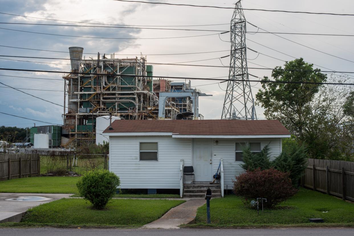 A house along the long stretch of River Road by the Mississippi River and the many chemical plants October 12, 2013.  (Photo: Giles Clarke via Getty Images)