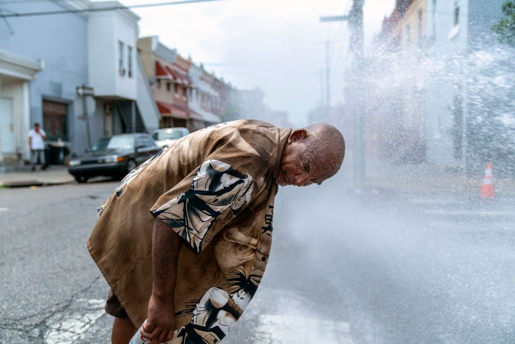 Eduardo Velev se enfría en el rocío de una boca de incendios durante una ola de calor el 1 de julio de 2018 en Filadelfia, Pensilvania. Estados Unidos está más caliente que nunca, revelan los últimos datos de la NOAA (Getty Images)