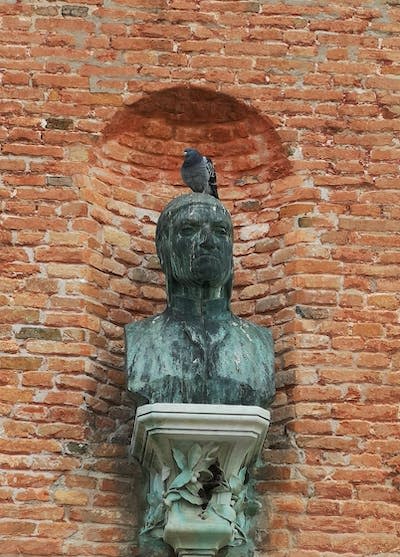El busto de Dante en el Arsenal de Venecia parece incómodo con tanto guano y palomina. LFT