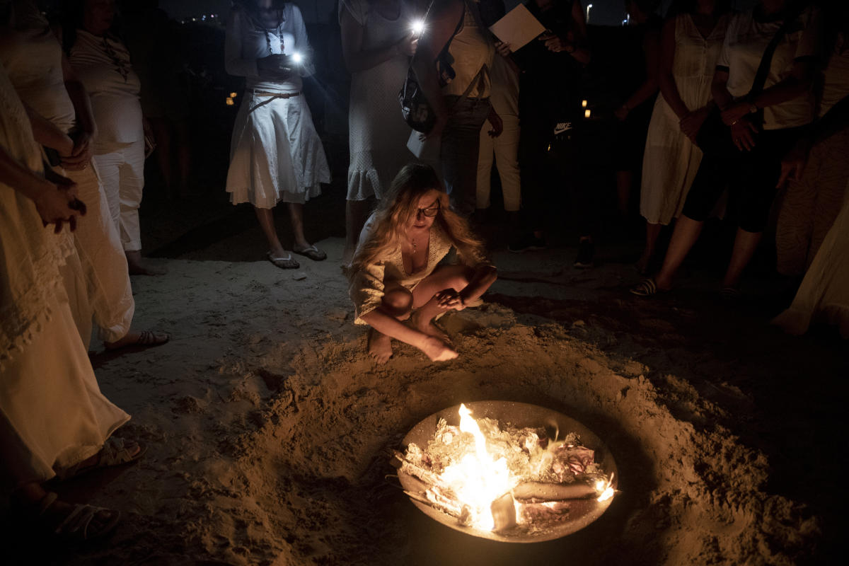 Red thread ritual for Yom Kippur - Bayit: Building Jewish