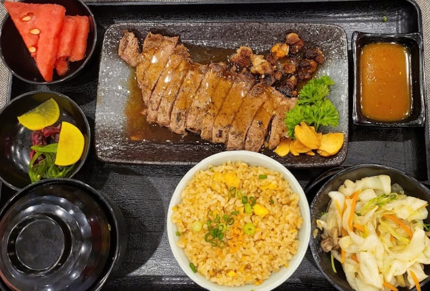 Tokyo Teppan - Tray of fried rice and meat
