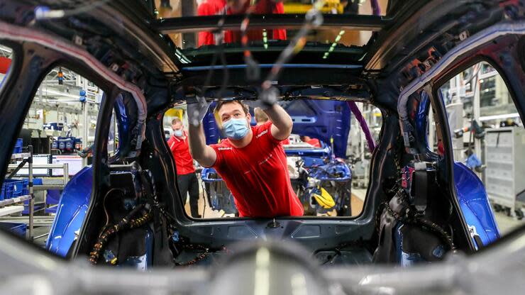 Die Autoindustrie steht großen Transformationen gegenüber, konnte im November 2020 aber mehr Autos produzieren als im Vorjahresmonat. Foto: dpa