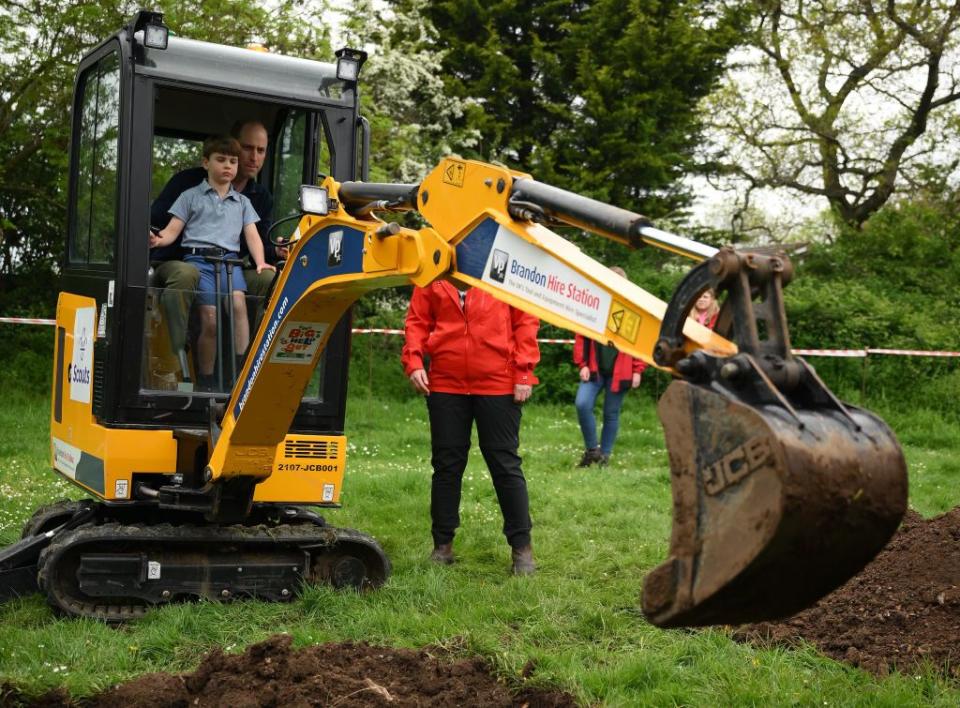 london, england may 08 prince william, prince of wales is helped by prince louis of wales l as he uses an excavator while taking part in the big help out, during a visit to the 3rd upton scouts hut on may 8, 2023 in london, england the big help out is a day when people are encouraged to volunteer in their communities it is part of the celebrations of the coronation of charles iii and his wife, camilla, as king and queen of the united kingdom of great britain and northern ireland, and the other commonwealth realms that took place at westminster abbey on saturday, may 6, 2023 photo by daniel leal wpa poolgetty images