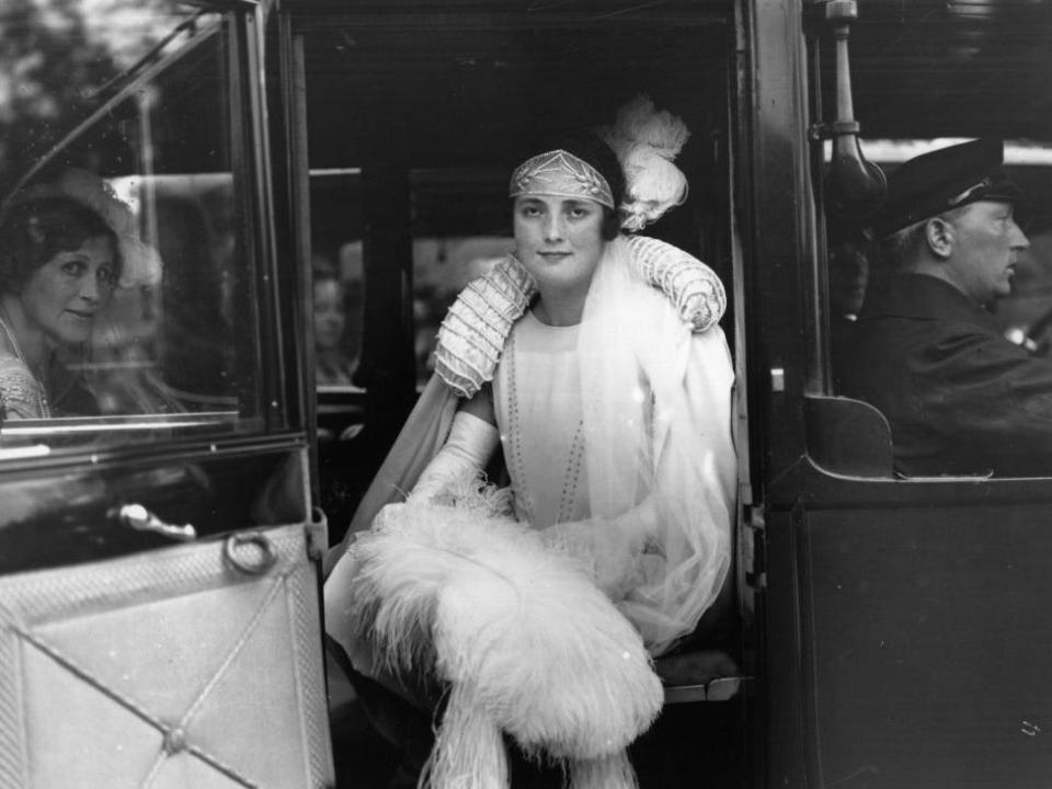 Debutante Maud Hyde arrives at Buckingham Palace to be presented in 1924