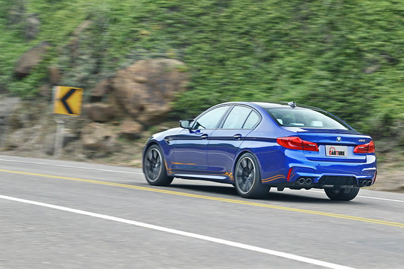 全新BMW M5有多快？從與Ferrari 458 Italia相同的0-100km/h加速成績就能略窺一二。