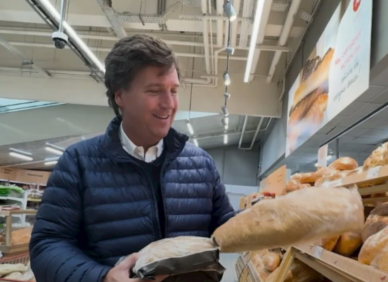 Tucker Carlson at a Moscow grocery store, praising the bread. <a href="https://tuckercarlson.com/tc-shorts-moscow-grocery-story/" rel="nofollow noopener" target="_blank" data-ylk="slk:Screenshot, Tucker Carlson Network;elm:context_link;itc:0;sec:content-canvas" class="link ">Screenshot, Tucker Carlson Network</a>