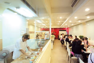  餐廳內設有開放式點心廚房，可以欣賞麵點師傅的手藝。 