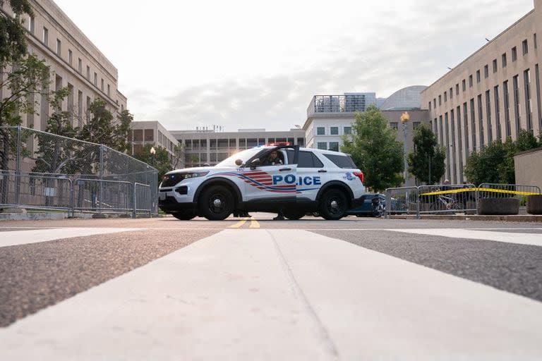 Policía de Estados Unidos frente a una dependencia oficial