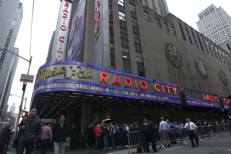 Fans line up outside before the start of the 2014 NFL draft at Radio City Music Hall in New York, in this May 8, 2014 file photo. REUTERS/Brad Penner/USA TODAY Sports