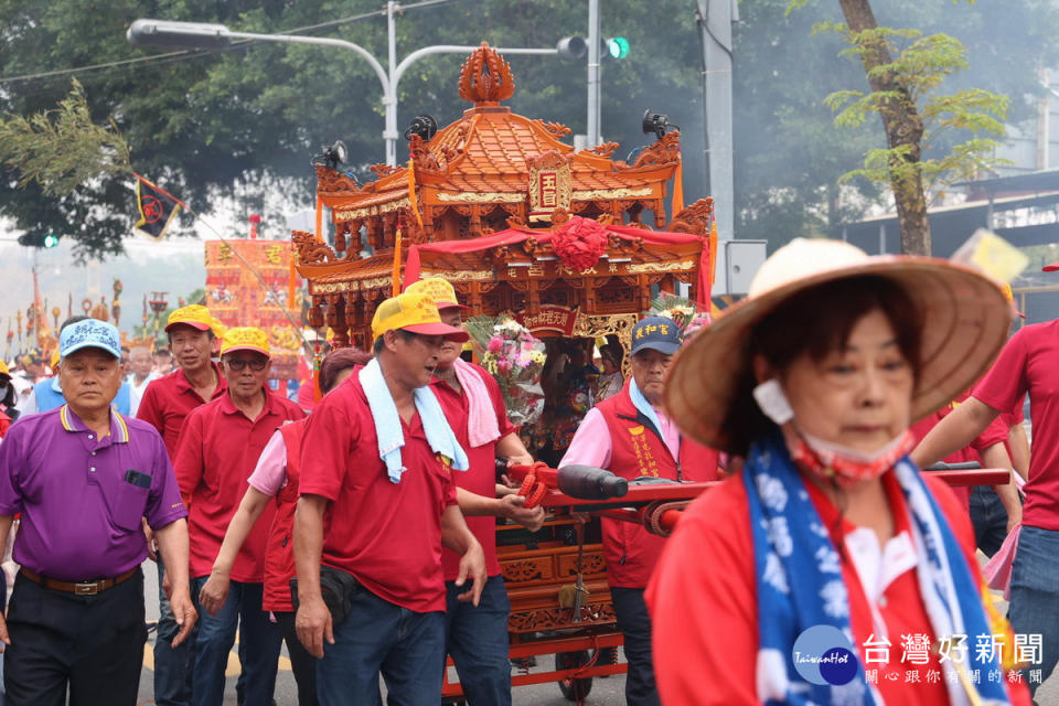 敦和宮迎駕隊伍盛大。（縣府提供）