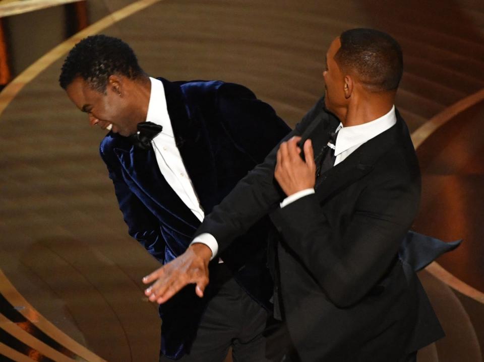 Will Smith golpea a Chris Rock en los Oscar (AFP vía Getty Images)