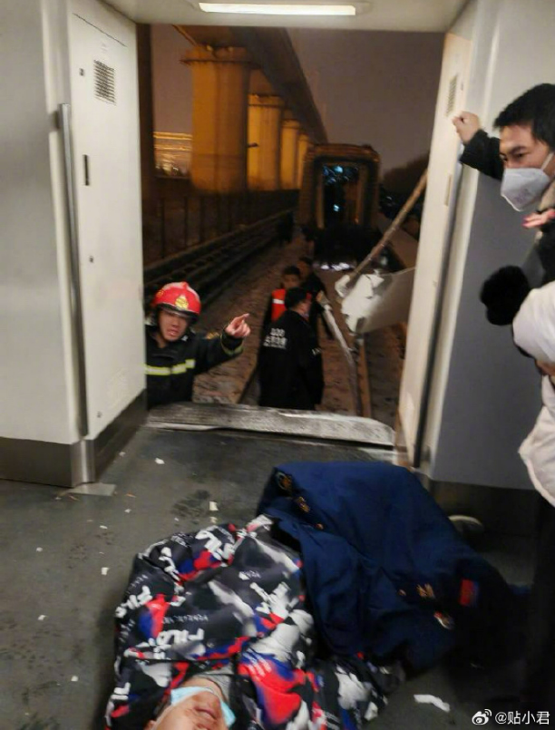北京地鐵昌平線14日晚間發生行駛中車廂突然斷裂意外，許多乘客漸血受傷。翻攝百度