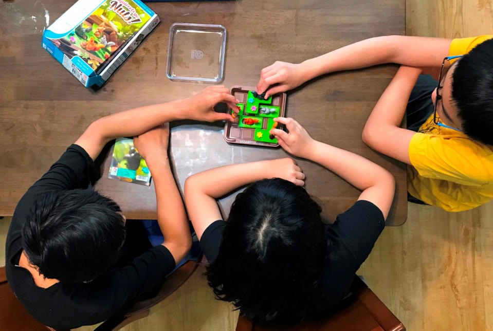 團體家庭孩童用桌遊打開心房不僅培養孩童邏輯能力並學會合作與分享(圖 愛慈社會福利基金會提供)