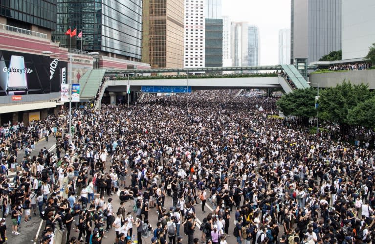 上下聯手，香港得救 (Getty Images)