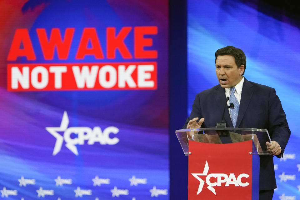 ARCHIV - 24.02.2022, USA, Orlando: Ron DeSantis, Gouverneur von Florida, spricht auf der Conservative Political Action Conference (CPAC). Foto: John Raoux/AP/dpa +++ dpa-Bildfunk +++