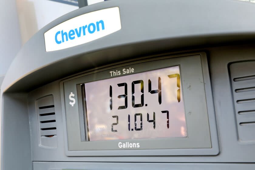 Los Angeles, California-Sept. 26, 2022- Gas prices are going up in Southern California on Sept. 26, 2022. A man fills his truck in Torrance, CA. He said he normally pays $70 to fill up, but today it's $130 on Sept. 26, 2022. (Carolyn Cole / Los Angeles Times)