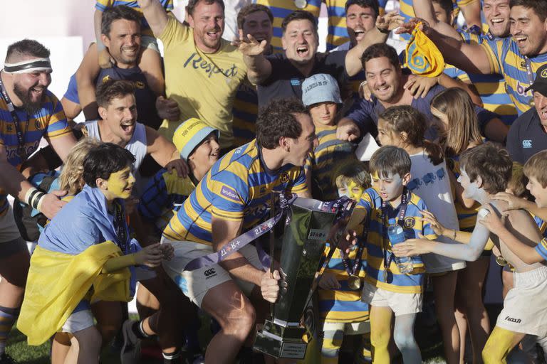 Santiago Fernández está a punto de levantar la copa para que estallen sus compañeros, el cuerpo técnico y los pequeños hinchas: Hindú es por enésima vez el mejor del rugby de Buenos Aires.