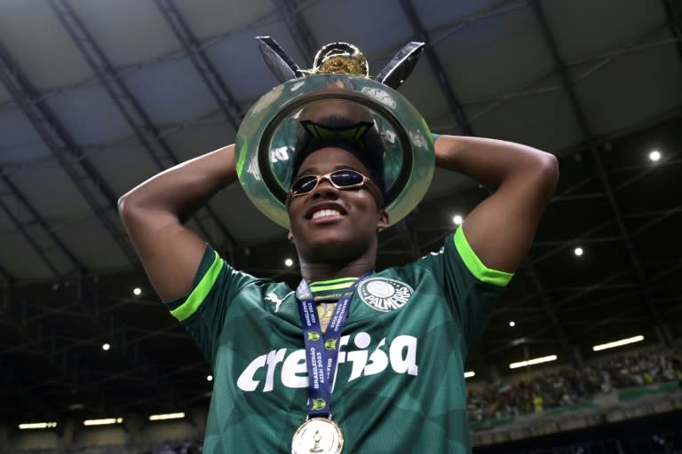 El delantero brasileño del Palmeiras Endrick celebra tras ganar el Brasileirao de 2024 después de vencer al Cruzeiro en el estadio Minerao, en Belo Horizonte, el 6 de diciembre de 2023. (DOUGLAS MAGNO)