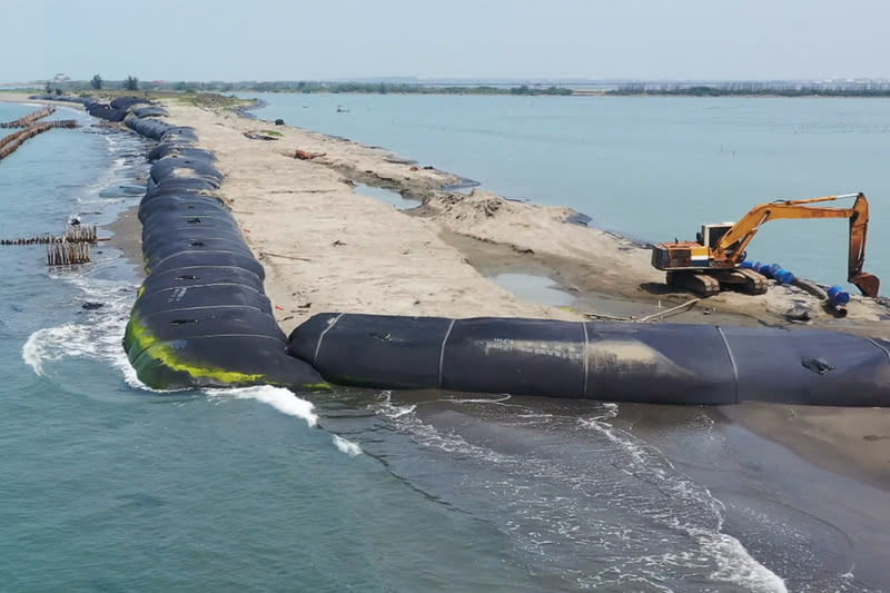 台南推海岸復育促七股潟湖永續 台南七股潟湖受沙源供給減少及波浪侵蝕等因素因 響， 外海沙洲逐漸向陸側退縮，市府以沙腸袋固砂等工法 進 行復育。 （台南市水利局提供） 中央社記者楊思瑞台南傳真  113年4月24日 