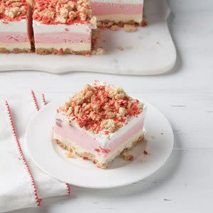 Strawberry Crunch Ice Cream Cake Exps Ft19 242521 F 0627 1 8