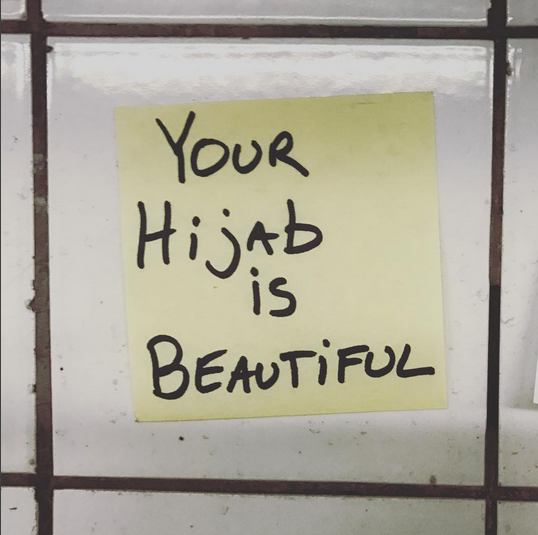 “Tu hijab es precioso”. Mensaje en apoyo de las mujeres musulmanas, una comunidad muy atacada por Trump. 
