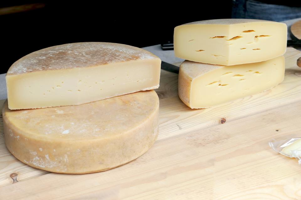 <p><strong>Prueba un poco de queso</strong><br>Los quesos duros son bajos en azúcar, por lo que no contribuyen al crecimiento de bacterias en la boca. El queso también contiene enzimas que ayudan a neutralizar las bacterias que ocasionan mal aliento./ Foto: Pixabay </p>