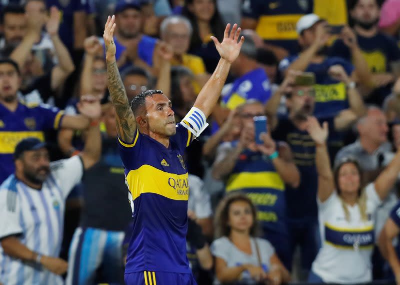 Carlos Tevez festeja el gol que le dio el triunfo y el título a Boca Juniors en la Superliga de Argentina