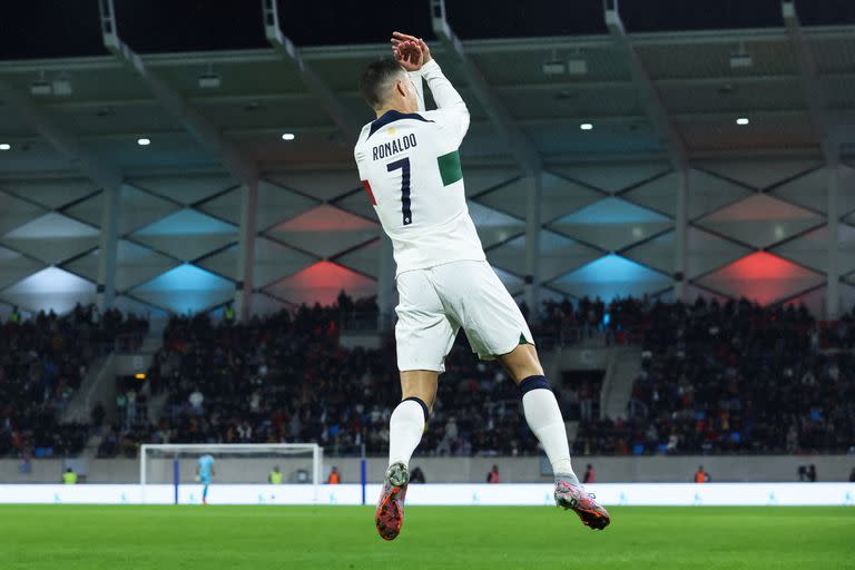 El salto característico de Cristiano Ronaldo en el festejo de uno de sus goles a Luxemburgo