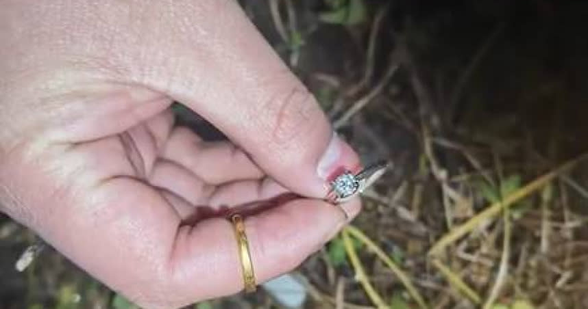 湖北省恩施縣一名女子弄丟戒指，求助警察。（圖／翻攝自微博）