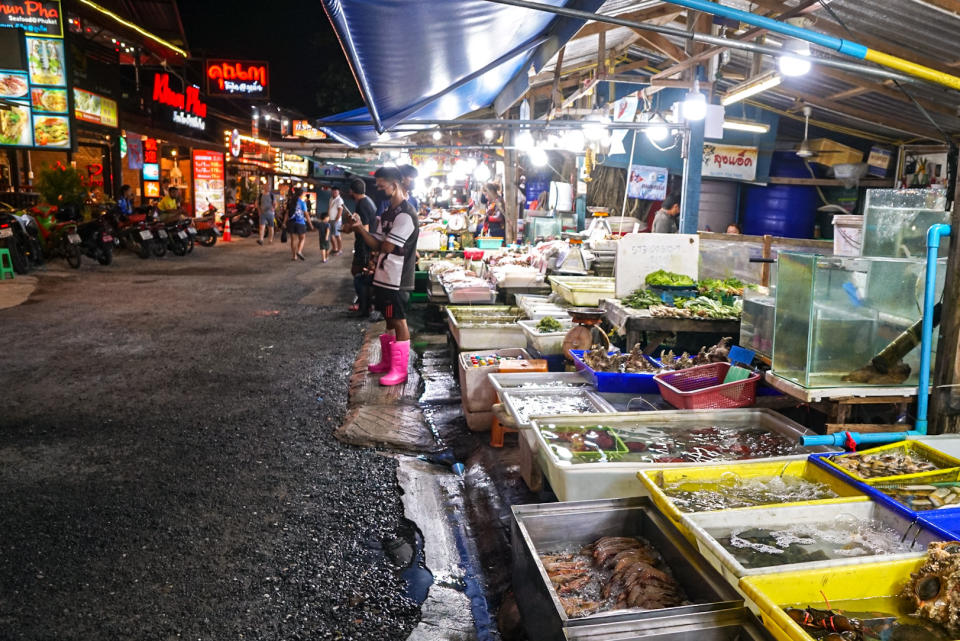 布吉島南部的漁市場Rawai Seafood Market看似其貌不揚，卻是米芝蓮必比登推介的海鮮餐館所在。