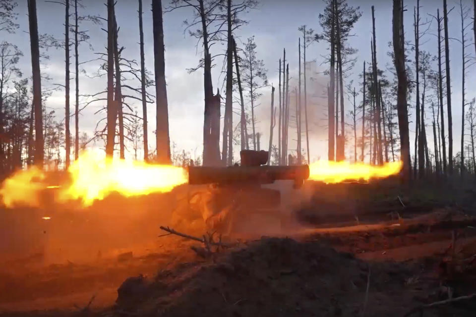 Esta imagen tomada de un video y facilitada por el Servicio de Prensa del Ministerio de Defensa de Rusia el jueves 25 de mayo de 2023 muestra a un soldado ruso que dispara un misil del sistema antitanques Fagot contra una posición ucraniana en un lugar no revelado. (Servicio de Prensa del Ministerio de Defensa de Rusia vía AP)