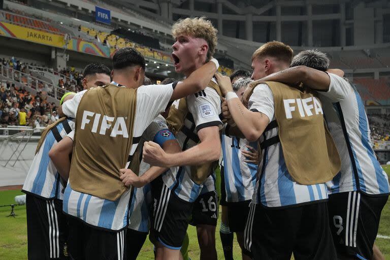 El festejo de la selección argentina tras el triunfo inolvidable ante Brasil en los cuartos de final del Mundial Sub 17 Indonesia 2023