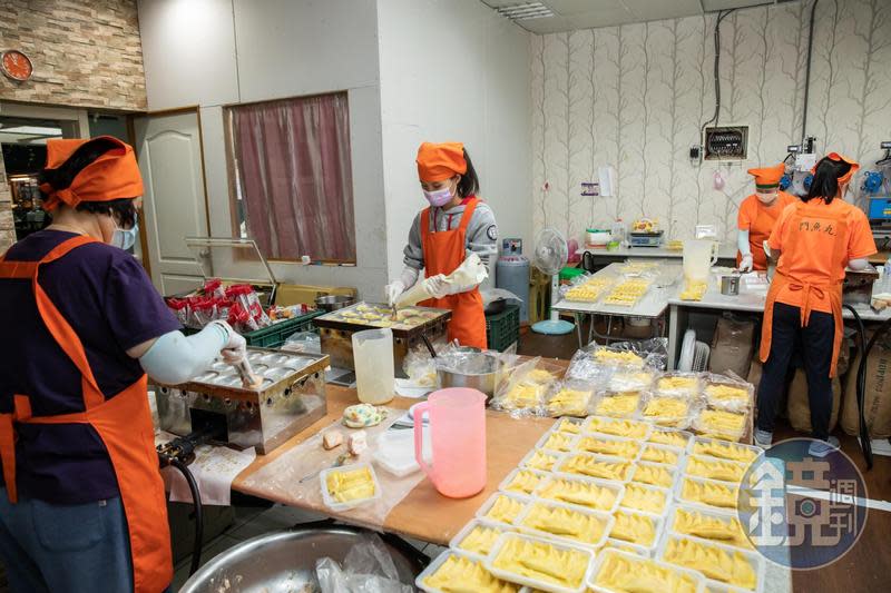 南門魚丸店的每一顆蛋餃都是純手工製作，過年前所有員工火力全開做蛋餃。