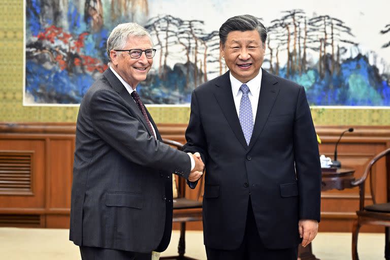 Bill Gates y el presidente Xi Jinping, en su encuentro en Pekín. (Yin Bogu/Xinhua via AP)