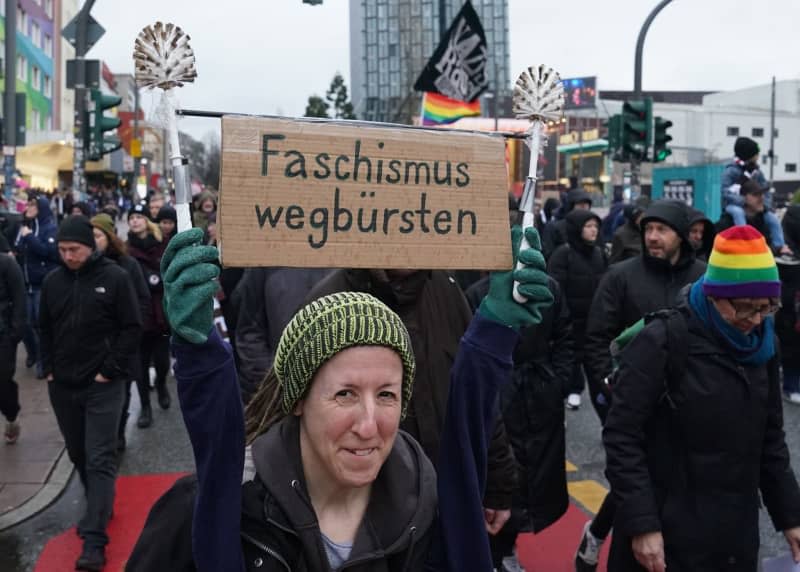 St. Pauli fans demonstrate against right-wing extremism in the St. Pauli district after FC St. Pauli's 2nd Bundesliga match against Greuther Fuerth. Marcus Brandt/dpa