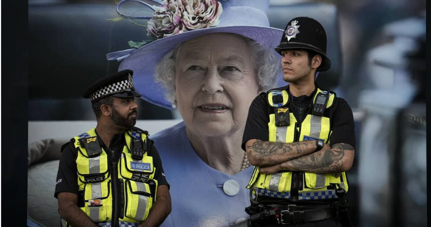 為了即將到來的女王國葬，警方調派大批警力至倫敦支援。（圖／達志／美聯社）