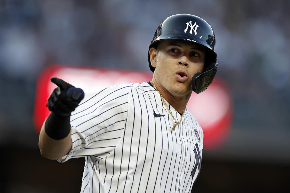 Gio Urshela de los Yanquis de Nueva York reacciona tras su cuadrangular de tres carreras en la segunda entrada de la doble cartelera ante los Mets de Nueva York el domingo 4 de julio del 2021. (AP Photo/Adam Hunger)