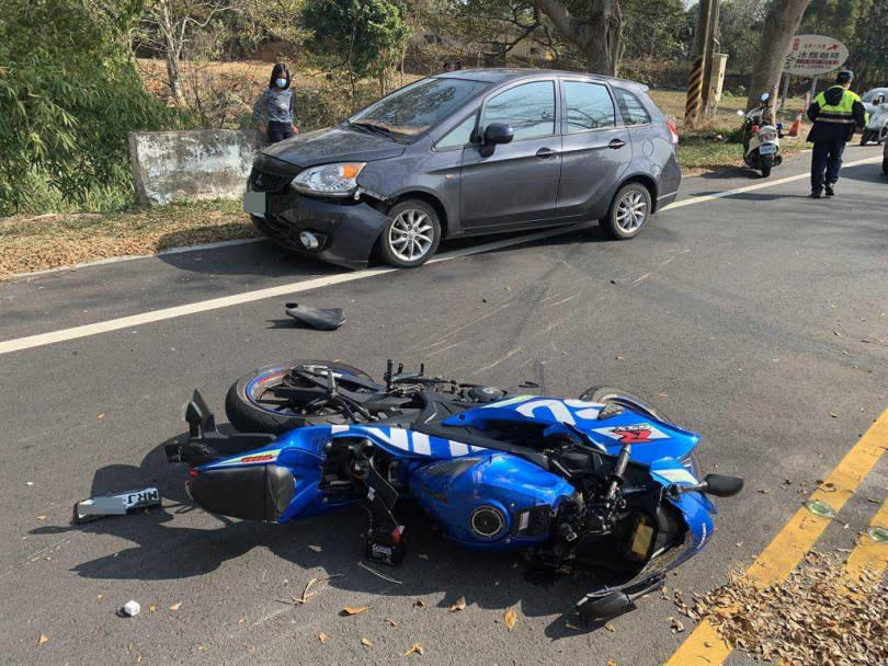 王男騎的亮藍色白牌檔車失控滑向對向與迎面而來的轎車擦撞，轎車車頭毀損，機車也嚴重損傷，幸機車騎士和乘客兩人僅受到輕傷。（圖／民眾提供）