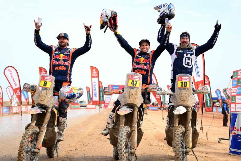 Kevin Benavides, flanqueado por Toby Price y Skyler Howes, celebra la victoria en 2023; el salteño ganó en 2021 con Honda y dos años después con KTM